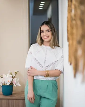 Dra. Verônica Hartuique