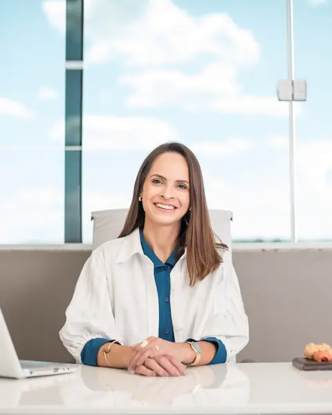 Dra. Cristiane Probst Martinelli no consultório da clínica